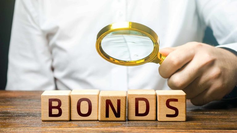 What are the benefits and risks of bonds?